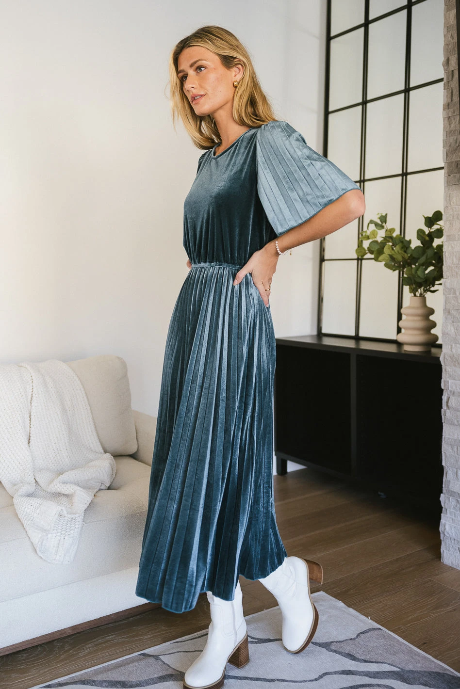 Evie Velvet Midi Dress In Teal - Image 2