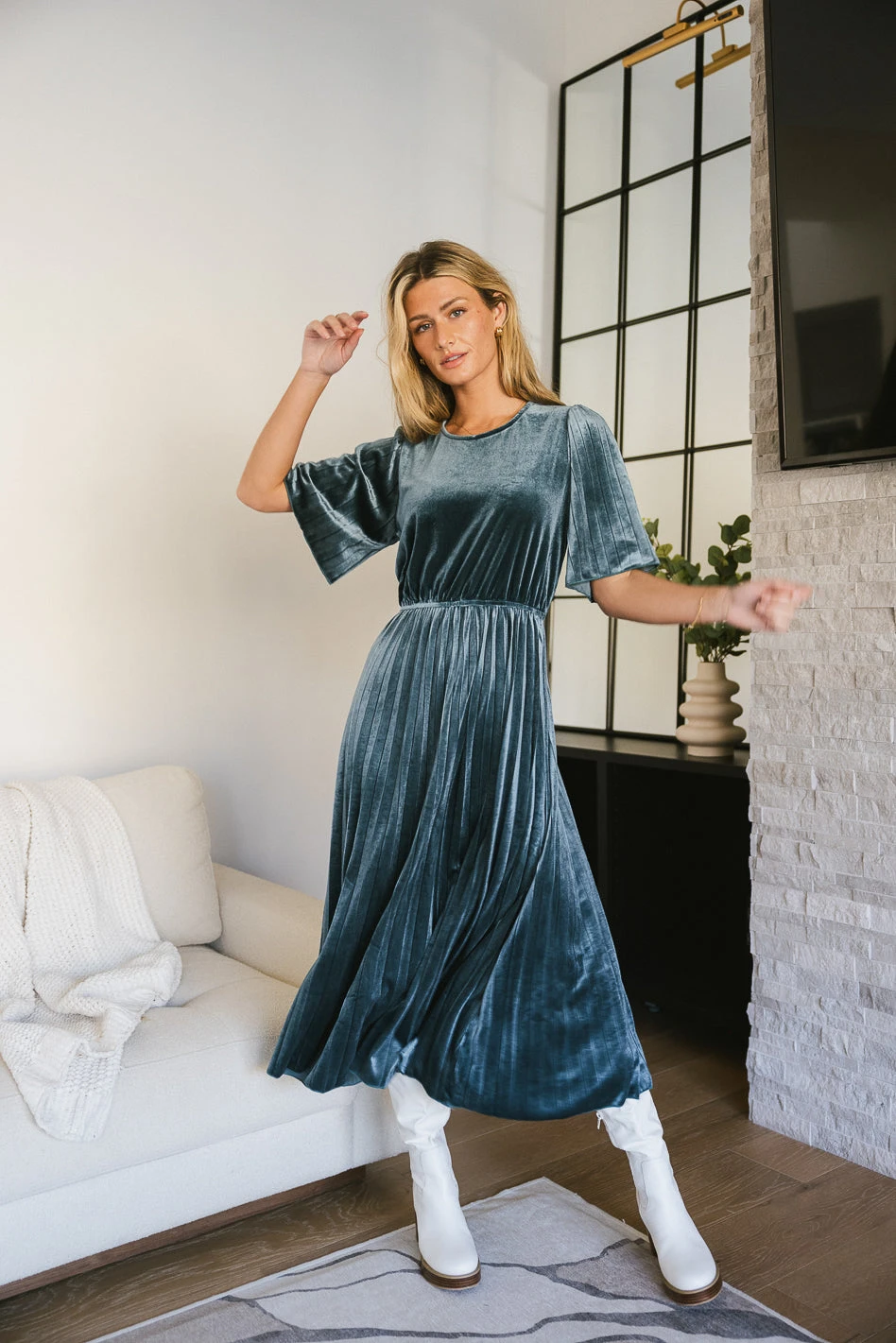 Evie Velvet Midi Dress In Teal - Image 3
