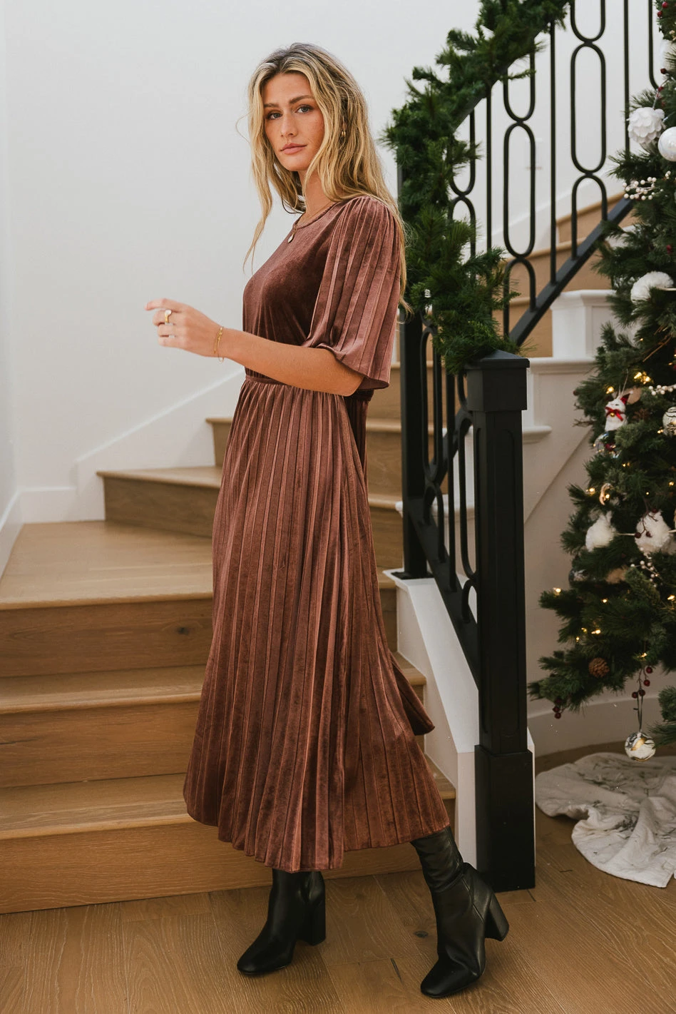 Evie Velvet Midi Dress In Mauve